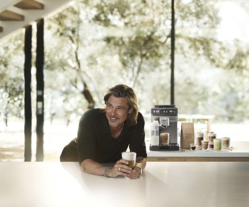Brad Pitt genießt einen Cappuccino aus De'Longhis neuer Eletta Explore.
